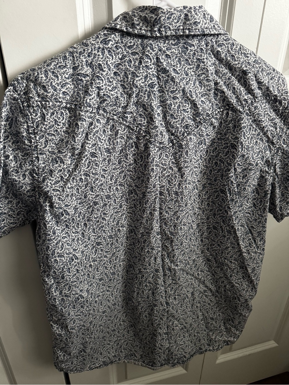 Cody James Western Short Sleeve Button-Down Shirt in Navy & White Paisley - Picture 4 of 6